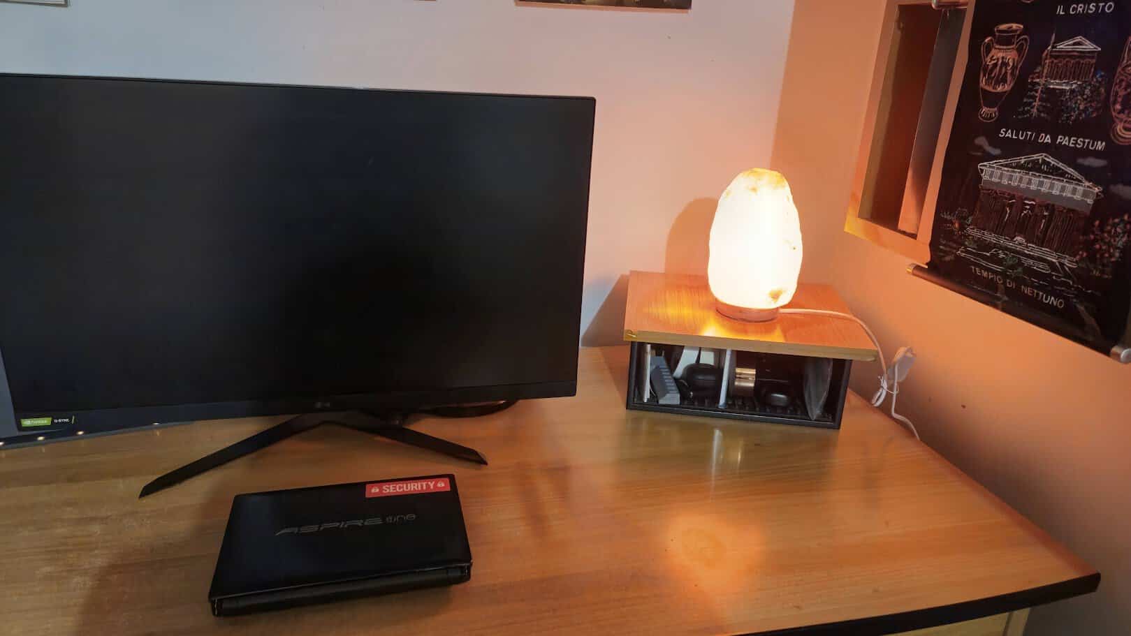 A cosa serve la lampada di sale, usi e benefici per purificare l'aria in casa 3 Lampada di sale in salotto che purifica l'aria, accanto a TV e libreria, creando un ambiente rilassante e salutare.