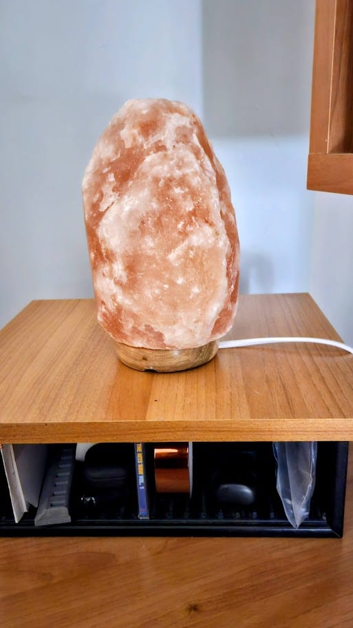 Lampada di sale rosa dell'Himalaya, ideale per purificare l'aria in casa e creare un'atmosfera rilassante e salutare.