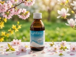 Bottiglia di Lynfase, integratore naturale contro la ritenzione idrica, circondata da fiori di ciliegio e fiori gialli in un ambiente primaverile.