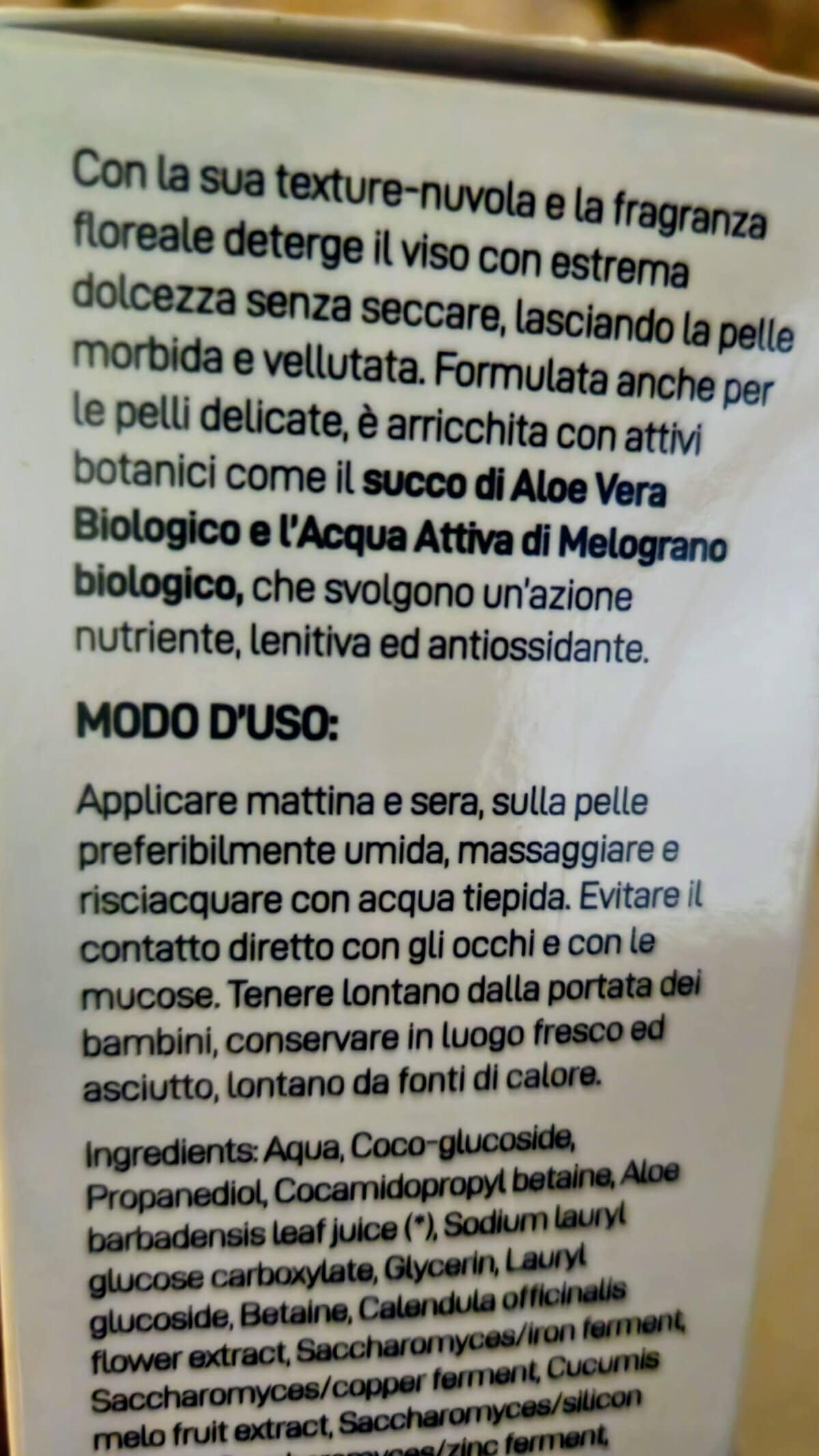 Detergente viso con texture nuvola e fragranza floreale, formulato con Aloe Vera e Melograno, ideale per pelli delicate e sensibili, senza seccare.