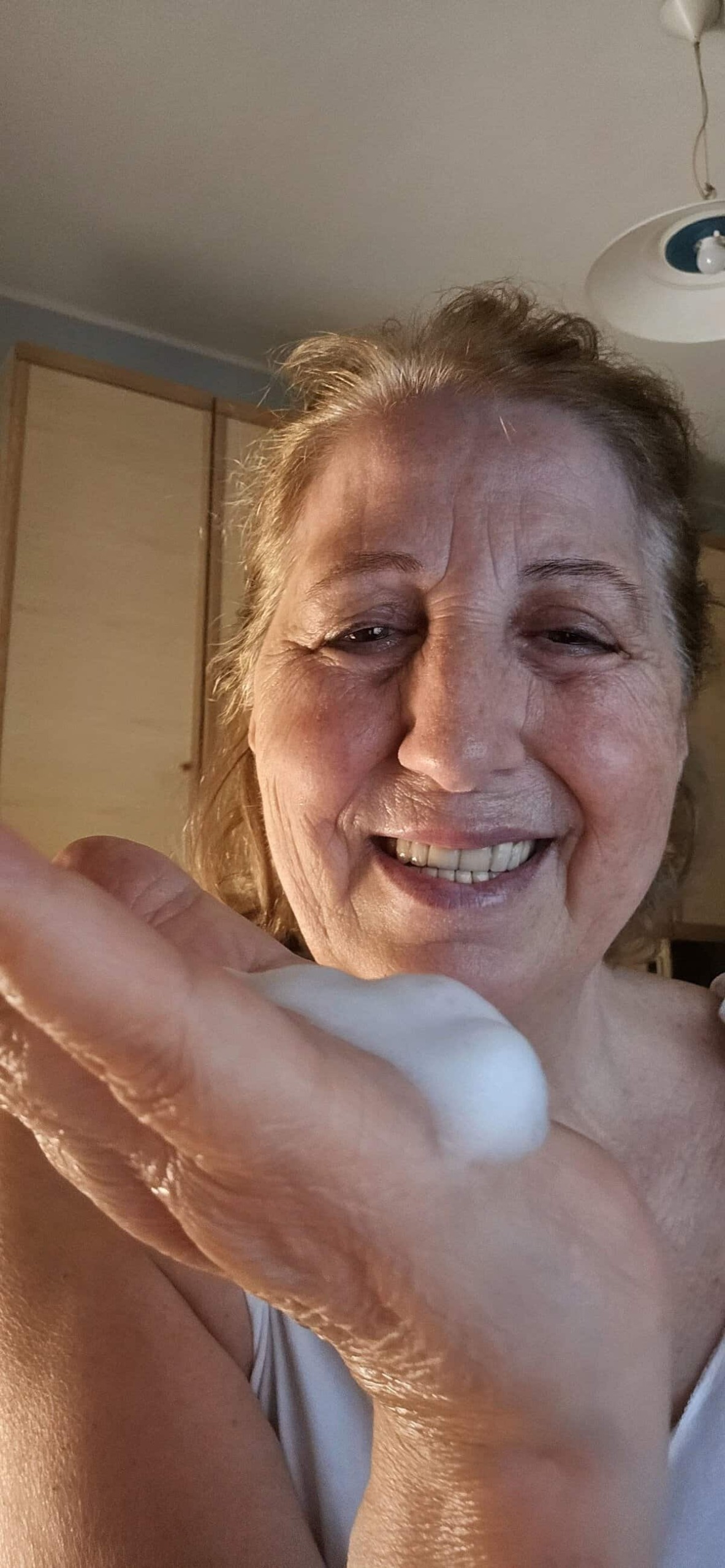DermaLux Mousse detergente viso applicazione schiuma delicata