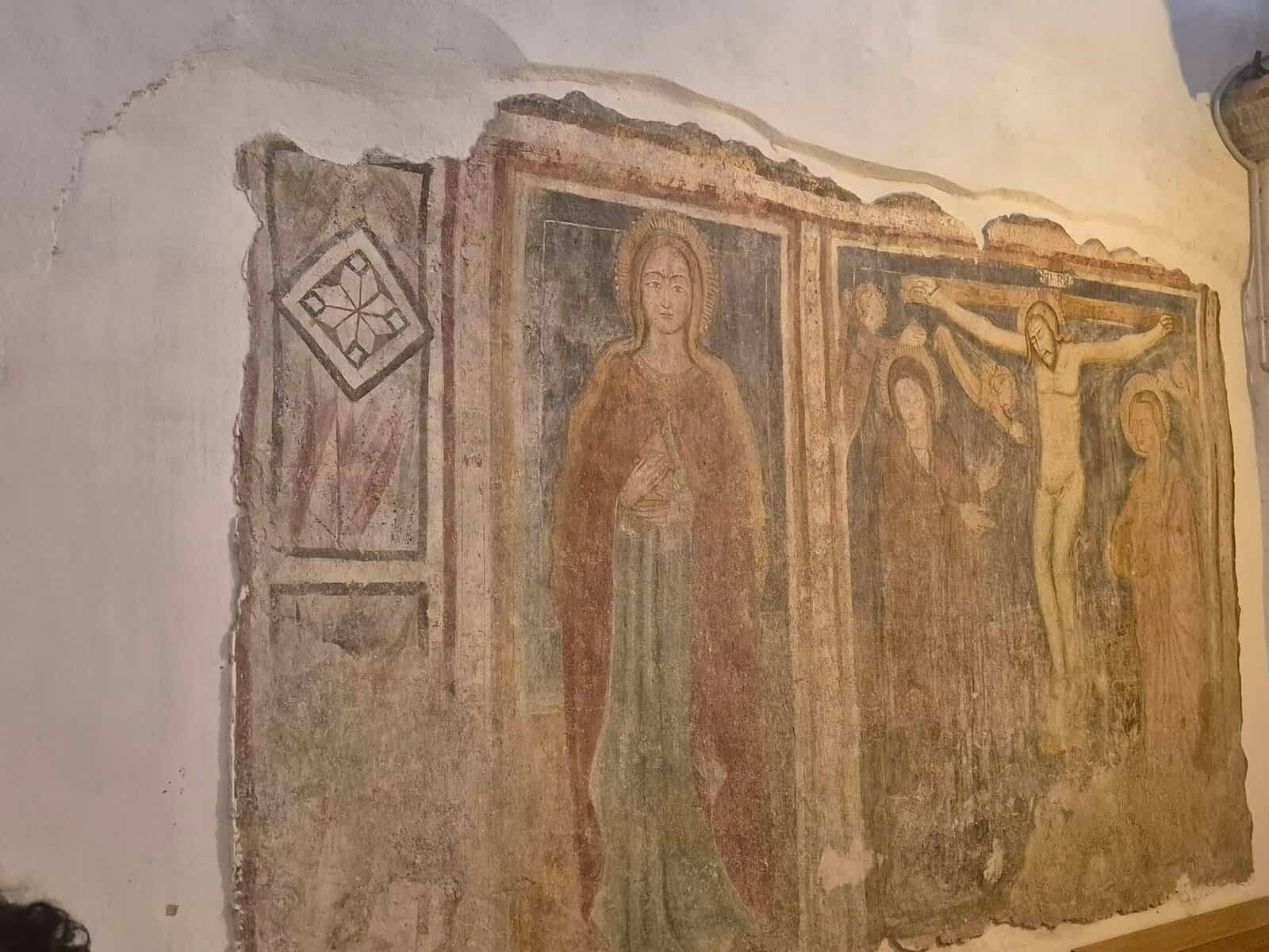 Affresco antico raffigurante figure religiose