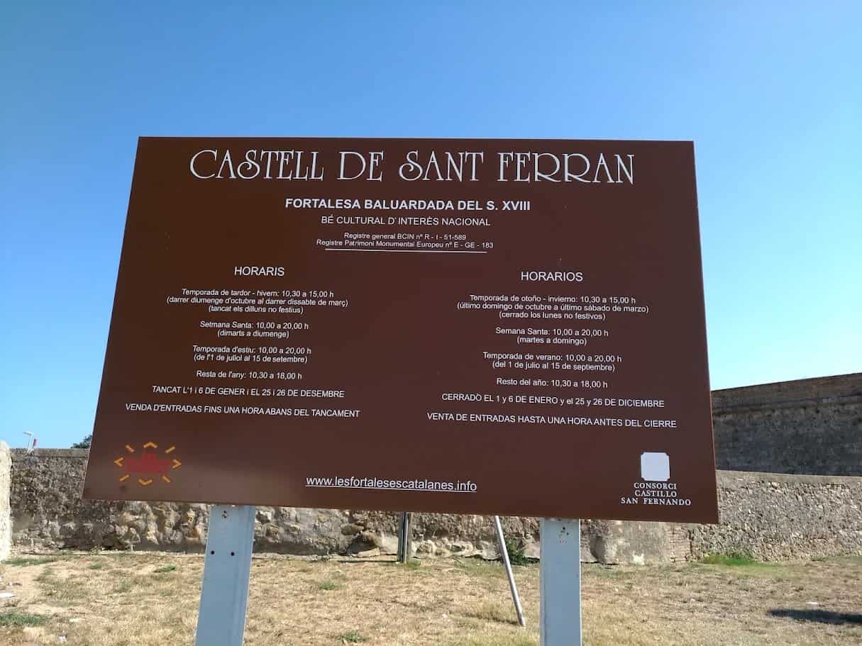 Castello di Sant Ferran a Figueres: la fortezza più grande d'Europa (Orari, Prezzi e Sotterranei) 2 Cartell informativo del Castell de Sant Ferran a Figueres, amb horaris i informació de visita.
