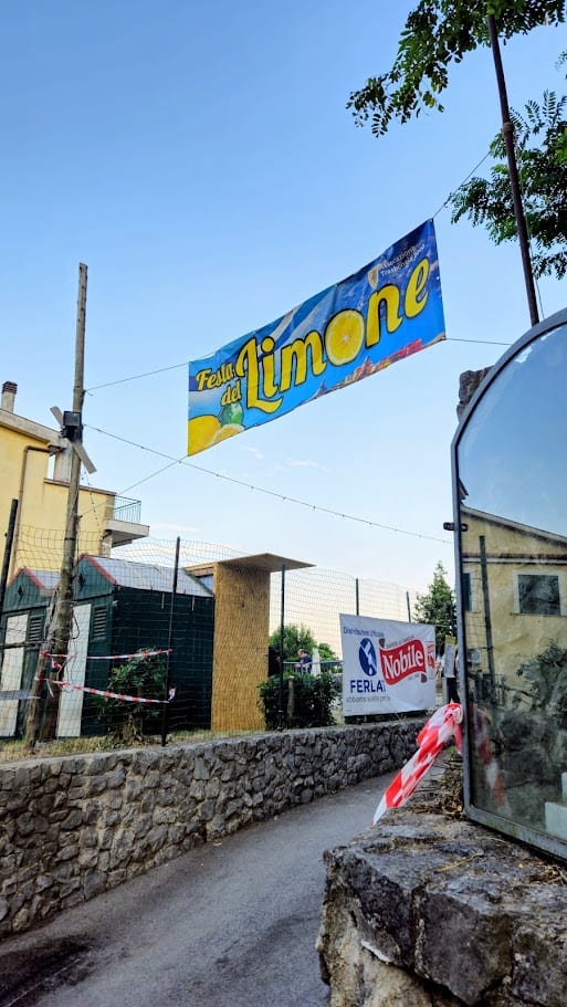 Festone colorato con scritto 'Festa al Limone' 