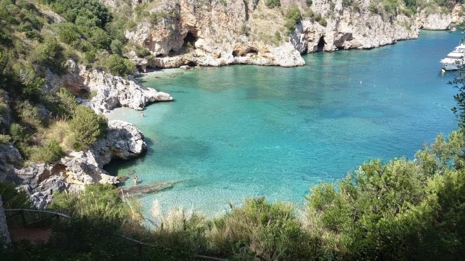 Baia degli Infreschi, la spiaggia che si raggiunge solo a piedi o in barca