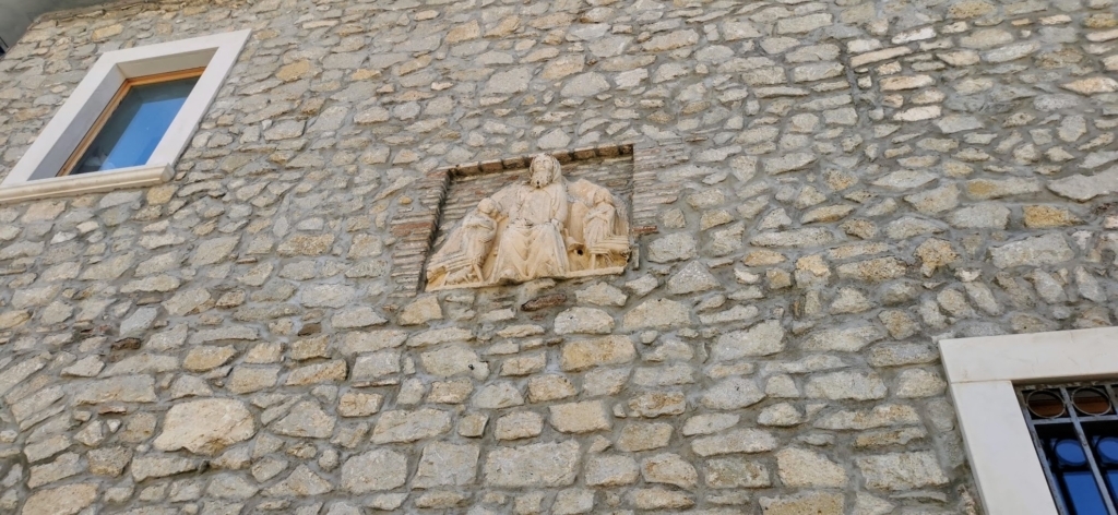bassorilievo su una chiesa
