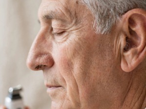 uomo anziano peli naso orecchie rifinitore come toglierli