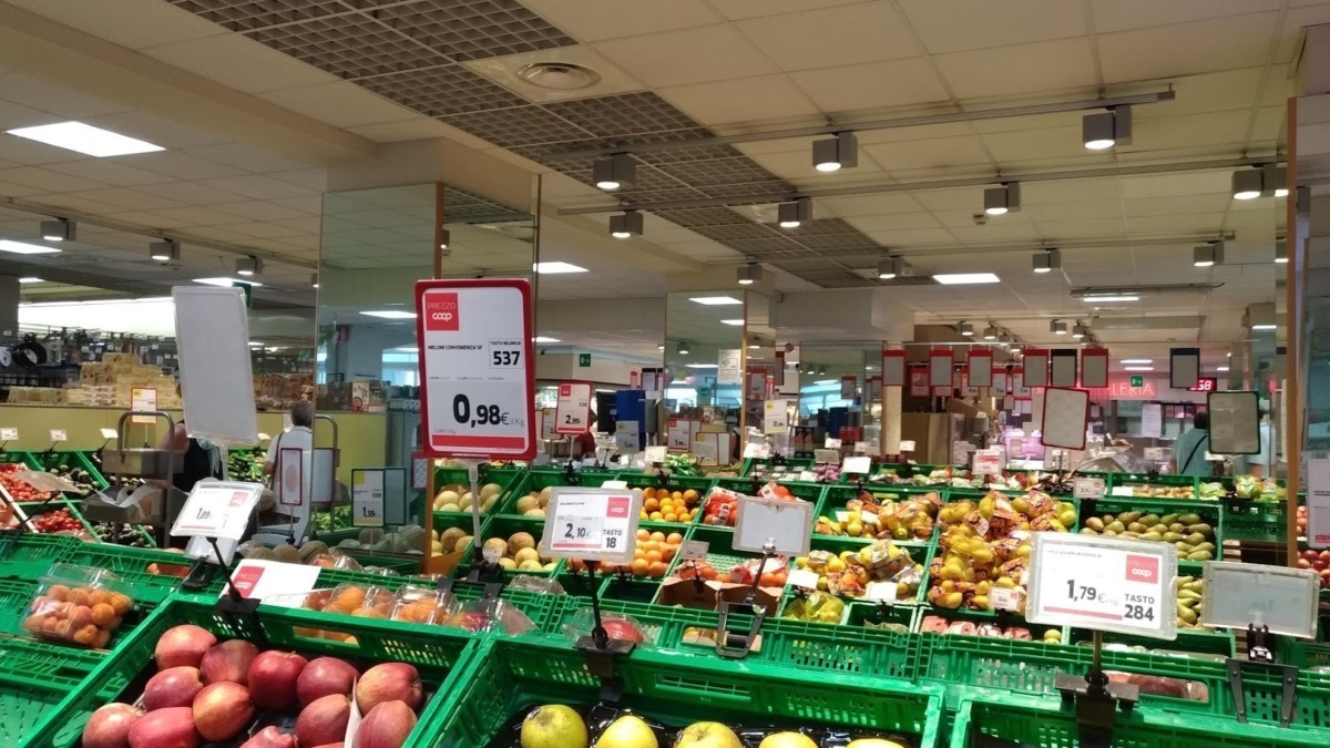 Cibi di stagione a settembre con frutta e verdura fresca