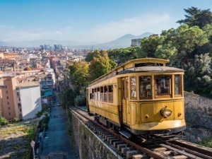 funicolare Centrale Napoli carrozza gialla vista città e Vesuvio