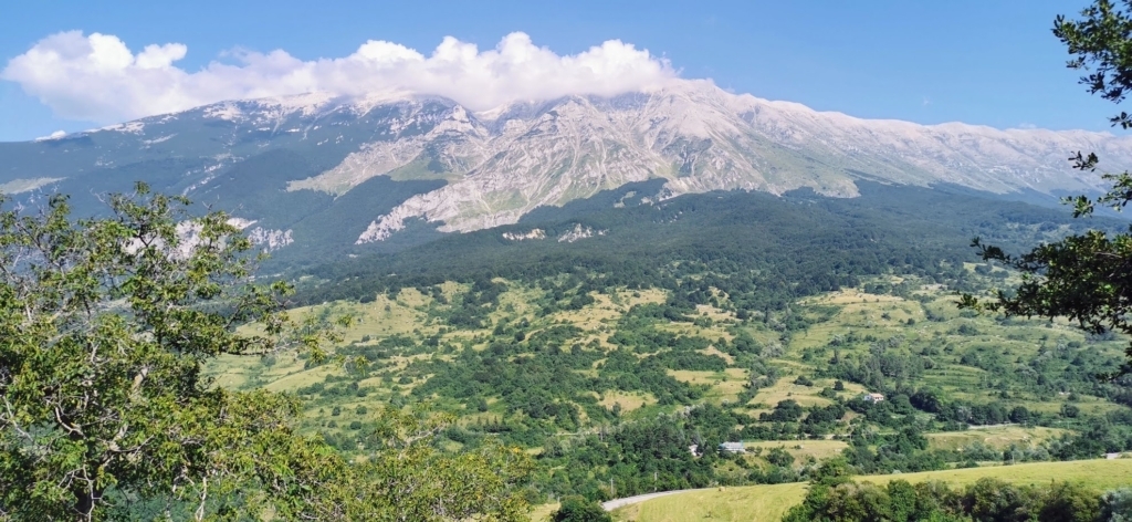 Vista ampia sul paesaggio della Maiella e sulle montagne dell'Abruzzo