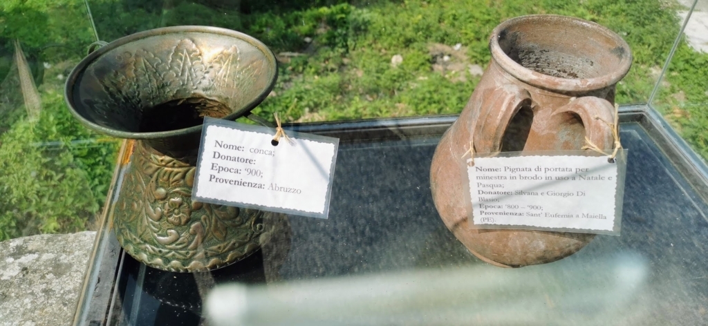 pignatte, mortai e altri utensili.