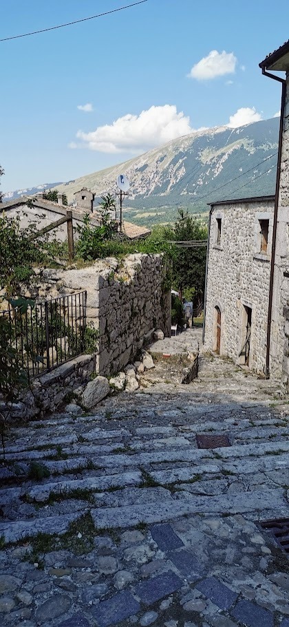 La salita verso la parte alta del paese