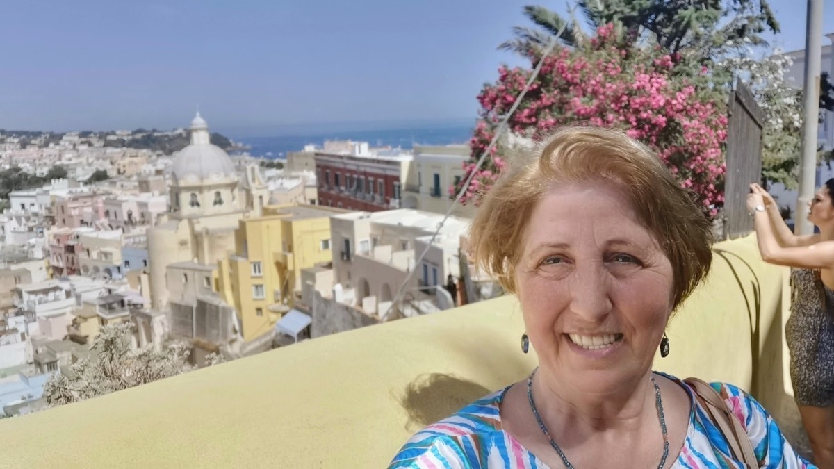colori per bionde: donna bionda con abito celeste