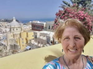 colori per bionde: donna bionda con abito celeste