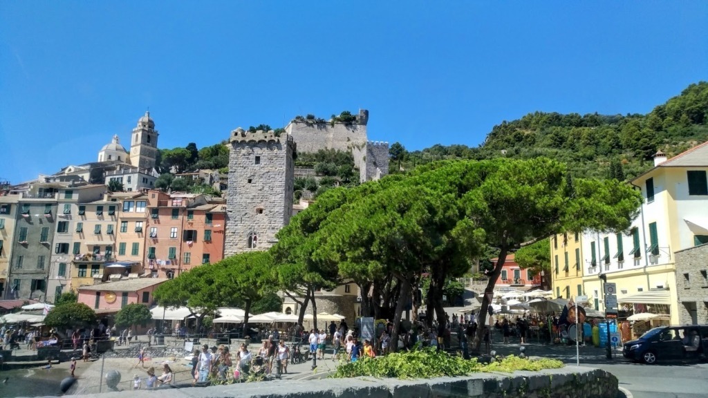 Portovenere porto con traghetti e borgo
