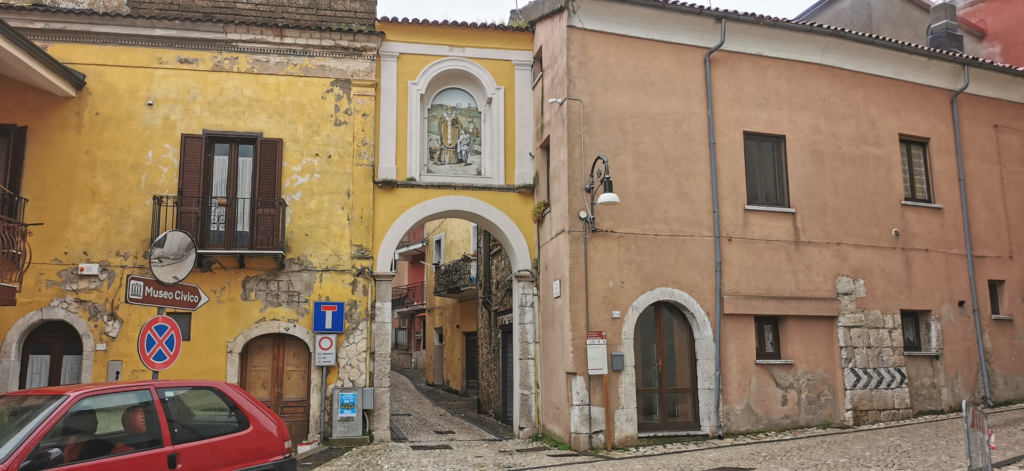 Cosa vedere e cosa fare nel Parco Regionale del Partenio 4 Summonte, porta principale