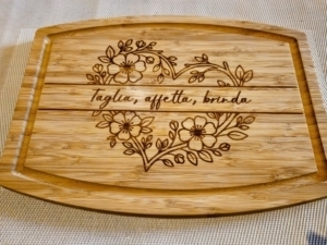 Tagliere personalizzato Callie a forma di cuore in legno