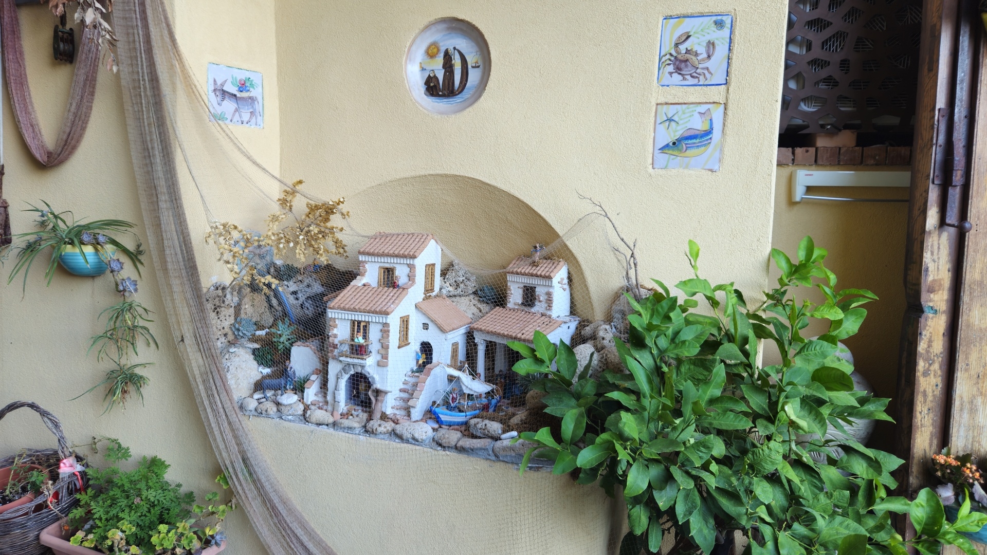 Vietri in miniatura con barche e reti