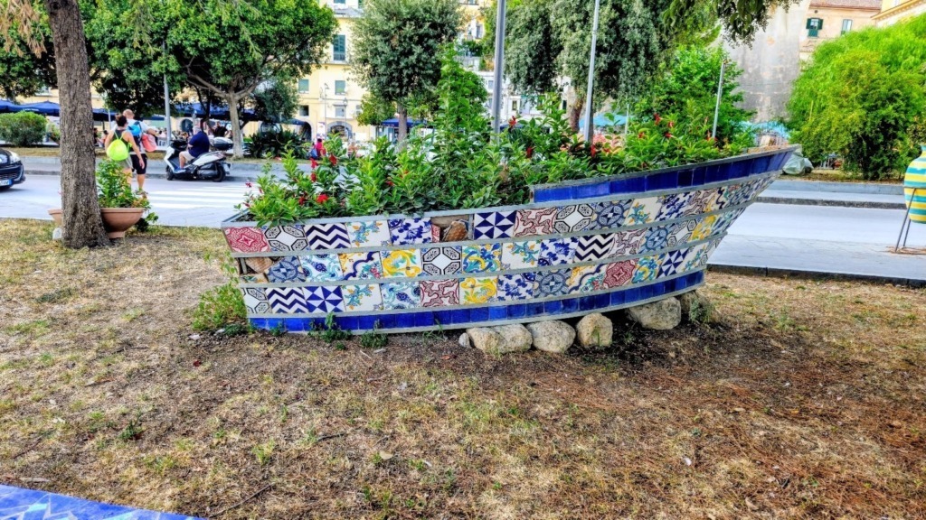 Barca con fiori a Vietri sul mare 