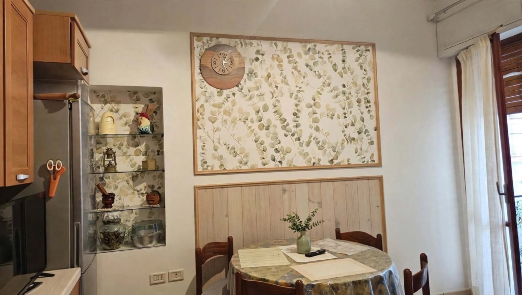 Carta da parati o pittura nella cucina