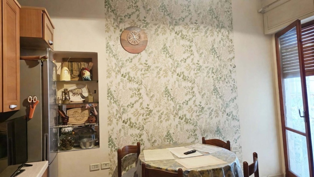 Carta da parati o pittura nella cucina