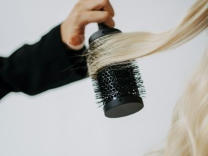 Come dare volume ai capelli fini in modo naturale