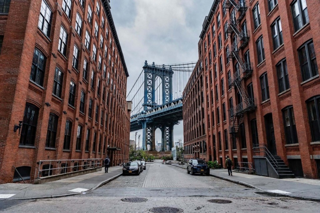 Quartieri di New York vista del Manhattan Bridge da Washington Street a Brooklyn