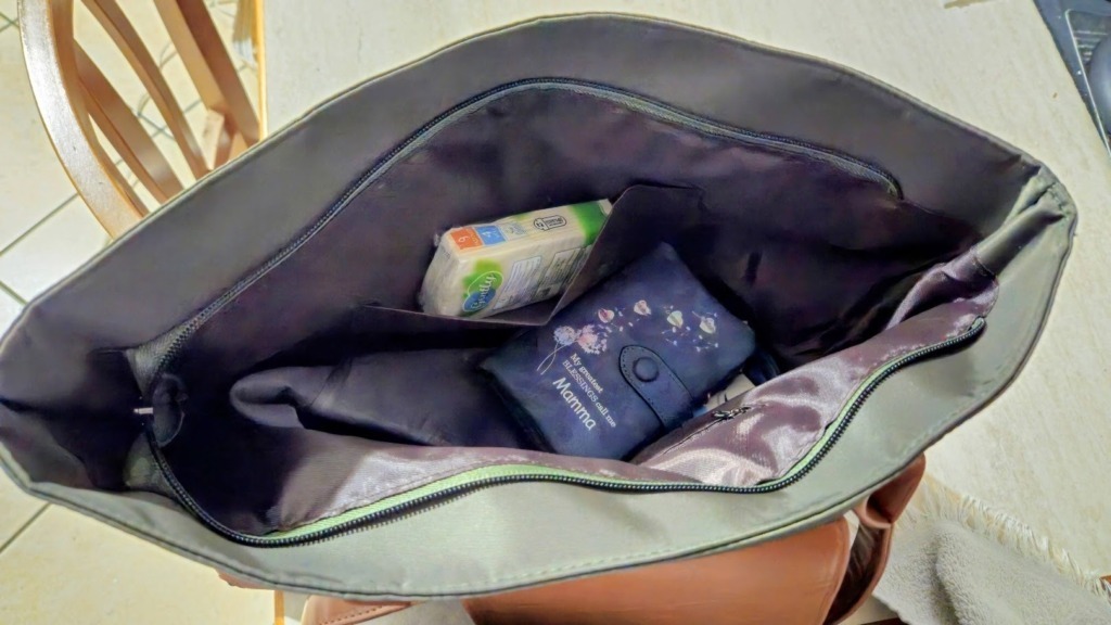 Interno della borsa verde Callie con tasche e borsellino