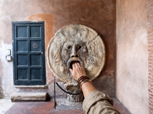 Bocca della Verità a Roma nel portico di Santa Maria in Cosmedin