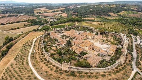 Monteriggioni borgo fortificato: storia delle mura e delle torri