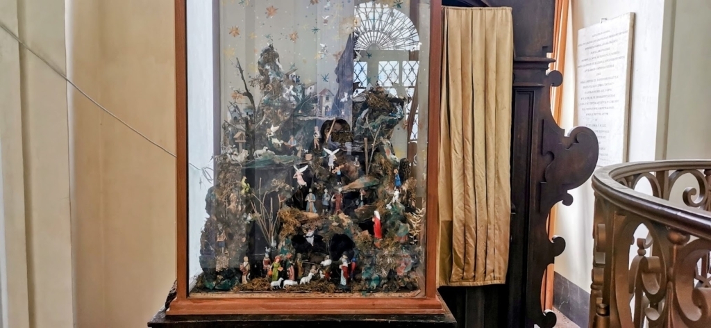 antico presepe in una teca di vetro