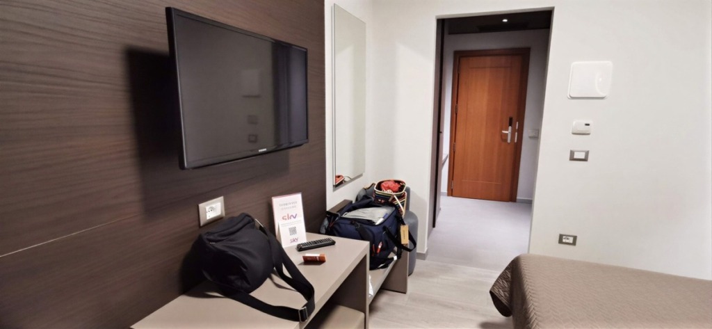 Borse da viaggio aperte sul divano letto - trucco panca hotel che si ribalta