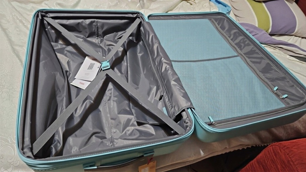Interno borsa da viaggio azzurra aperta a metà - consigli per scegliere borsa da viaggio con rete e cinghie
