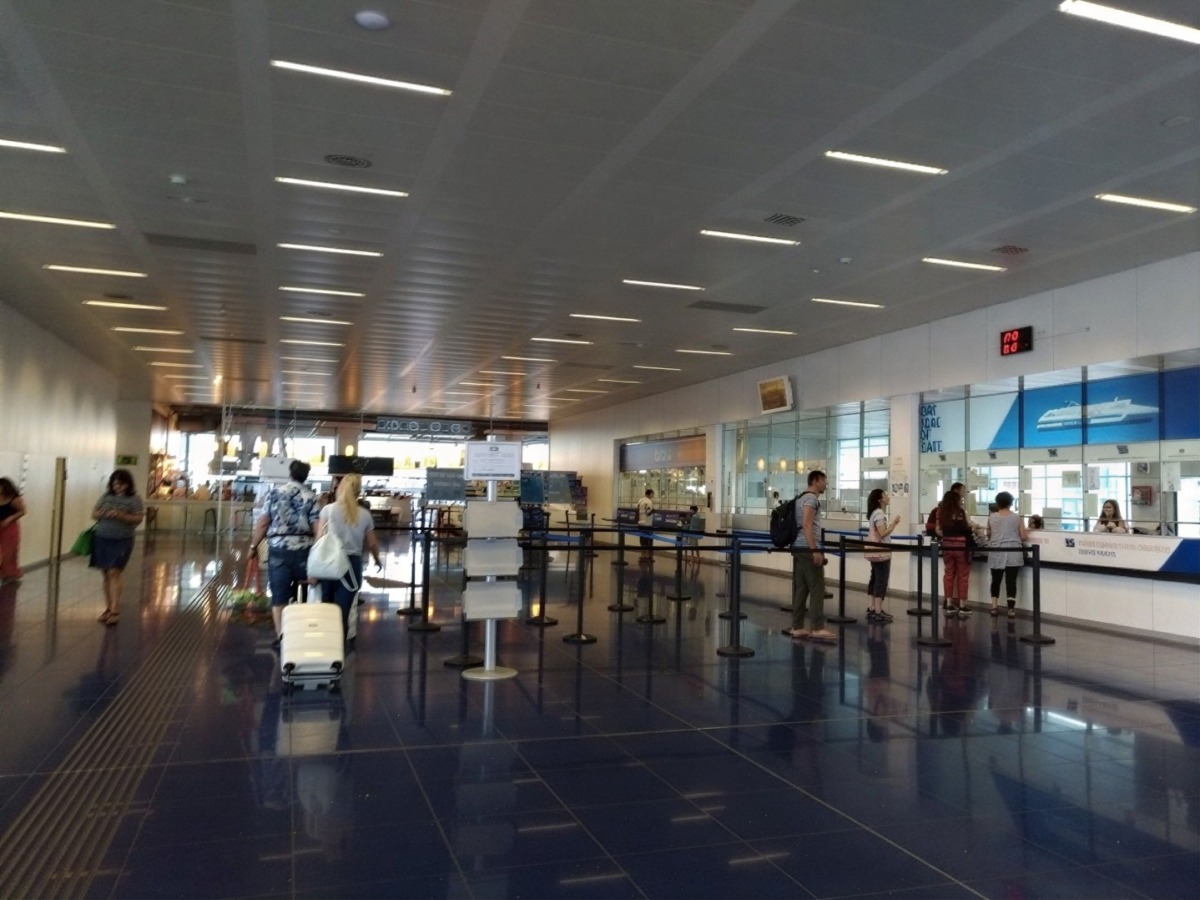 Errori nella scelta delle valigie che possono farti pagare al gate 2 Errori nella scelta delle valigie: fila al gate dell'aeroporto