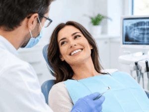 Paziente dal sorriso naturale durante una visita in uno studio dentistico moderno.