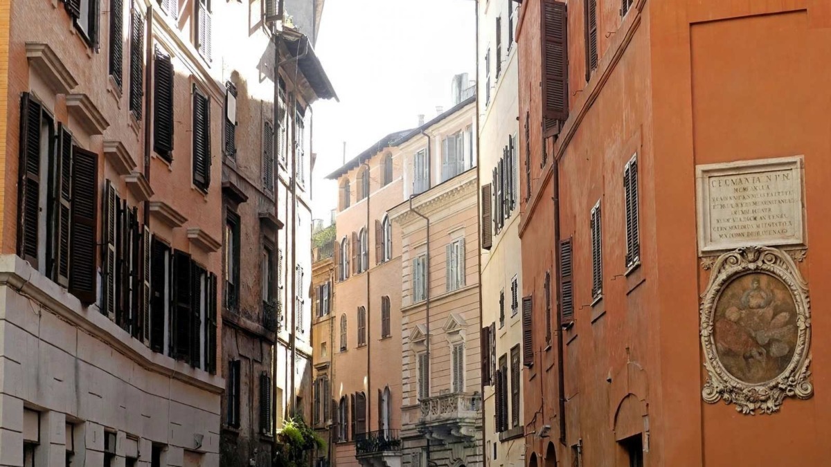 Scorcio di Via del Governo Vecchio a Roma con sampietrini e palazzi rinascimentali
