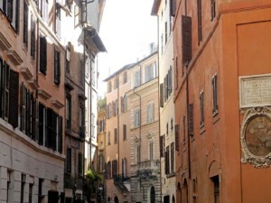 Scorcio di Via del Governo Vecchio a Roma con sampietrini e palazzi rinascimentali