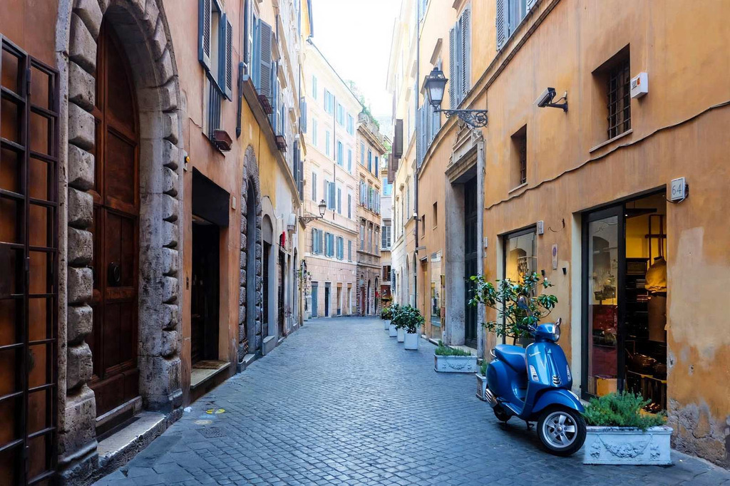 Scorcio dei negozi per il mercatino vintage via del governo vecchio Roma