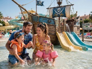 Famiglia con bambini piccoli nel parco acquatico Caorle di Pra delle Torri, area nave pirati