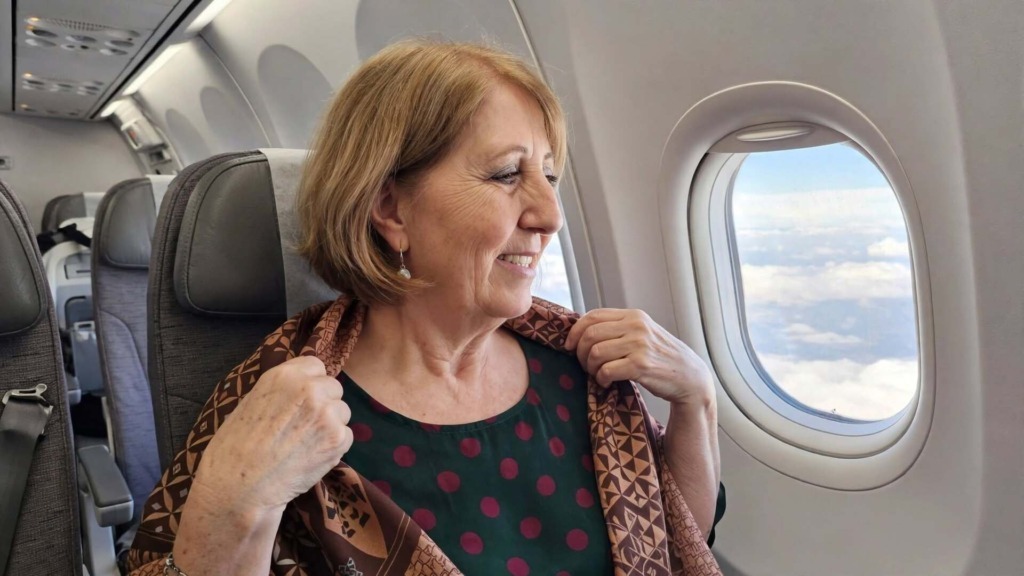 Come sfruttare una sciarpa o una stola in aereo 4 Sciarpa leggera in cotone usata sulle spalle durante un volo estivo.