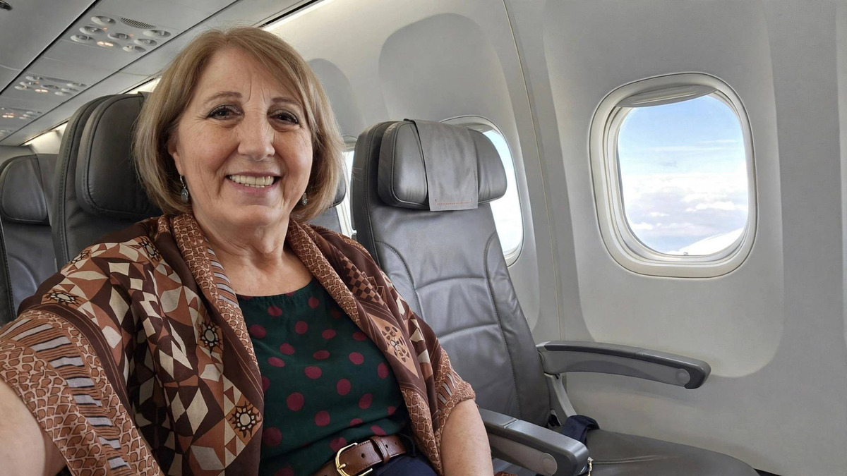 Donna seduta in aereo con una stola sulle spalle