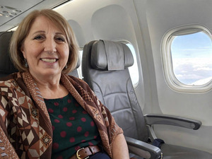 Donna seduta in aereo con una stola sulle spalle