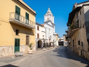 Striano cosa vedere: centro storico con chiesa in Campania