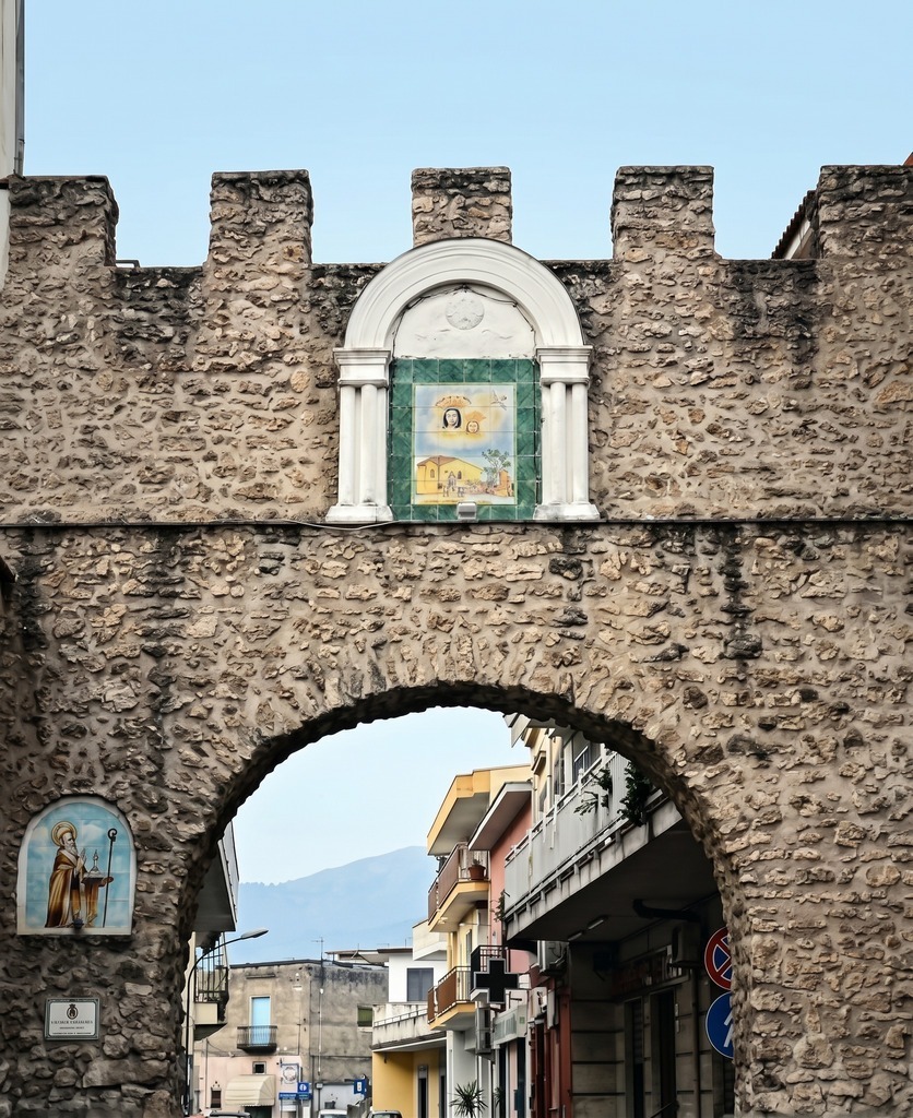 Porta di San Nicola a Striano nella Valle del Sarno