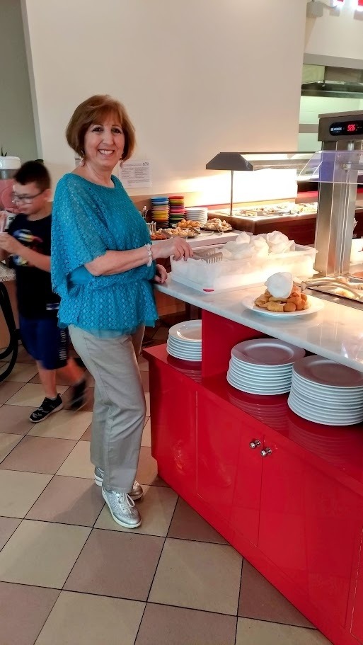 Il sushi non era pesce crudo: storia e origini 2 Cristina al bancone mentre sceglie il sushi in un ristorante giapponese a Roma