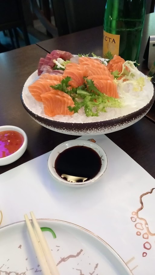 Il sushi non era pesce crudo: storia e origini 4 Piatto di sushi moderno assaggiato in un ristorante giapponese a Roma