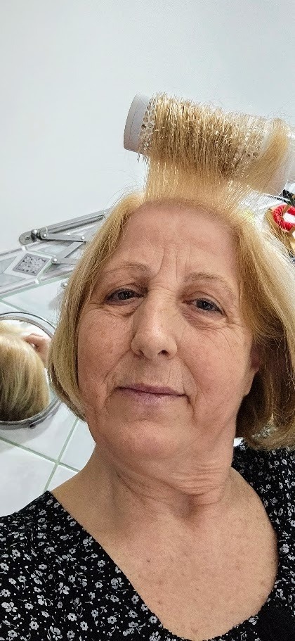 Asciuga i capelli creando volume alla radice