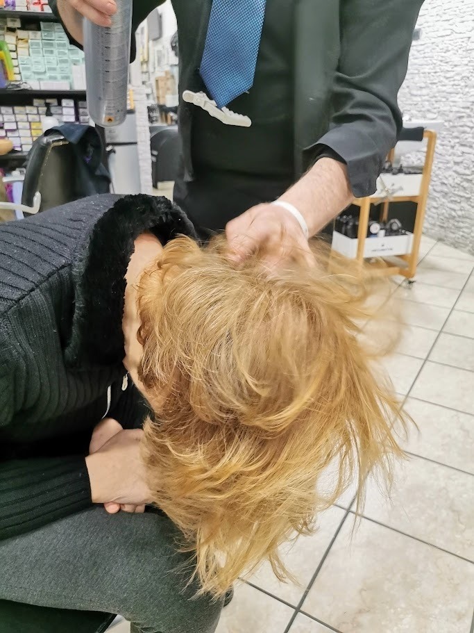 Come dare volume ai capelli fini stando a testa in giù